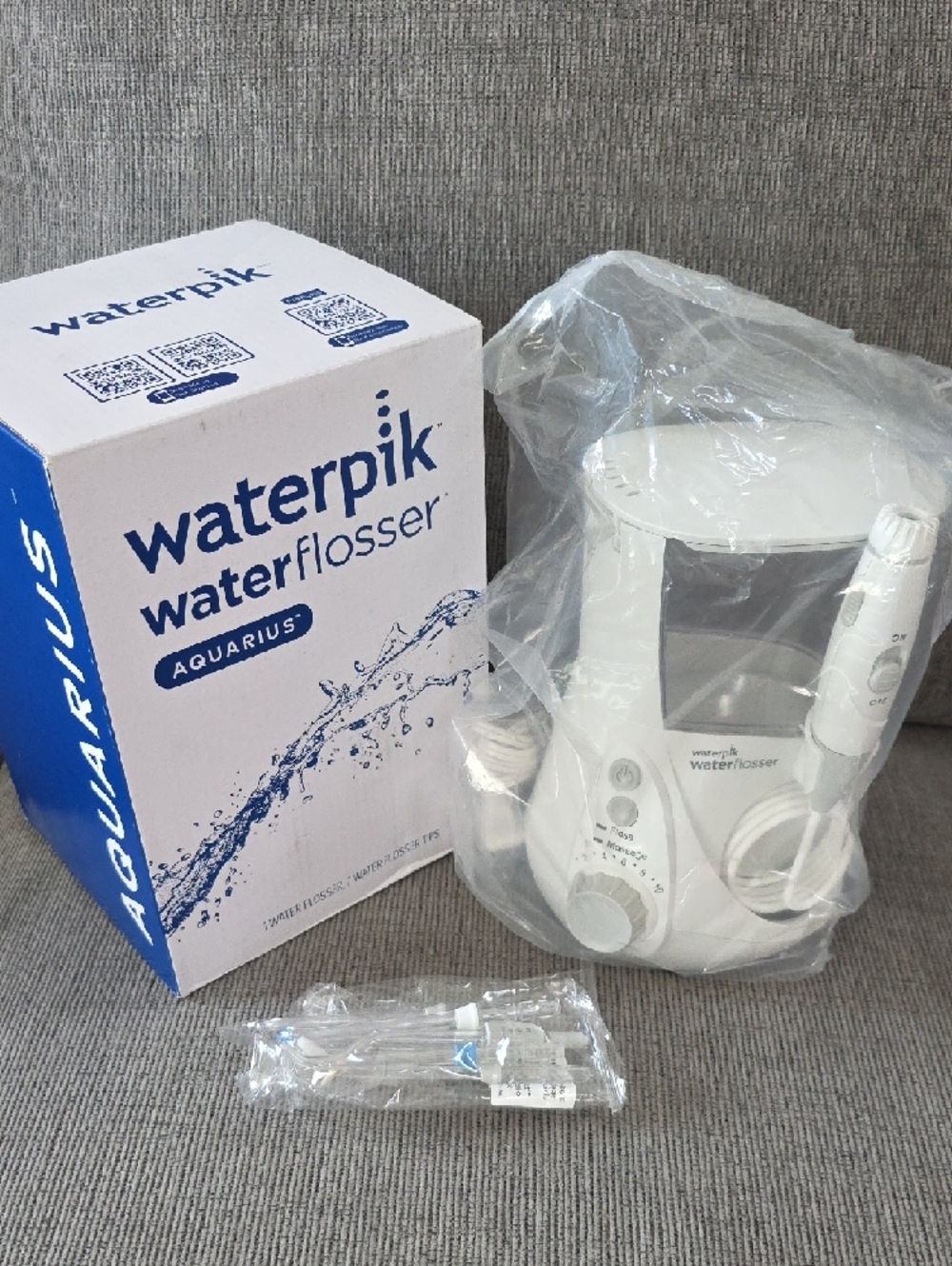 Waterpik Aquarius Water Flosser in White, New In Box, 7 Flosser Tips. - Picture 12 of 12
